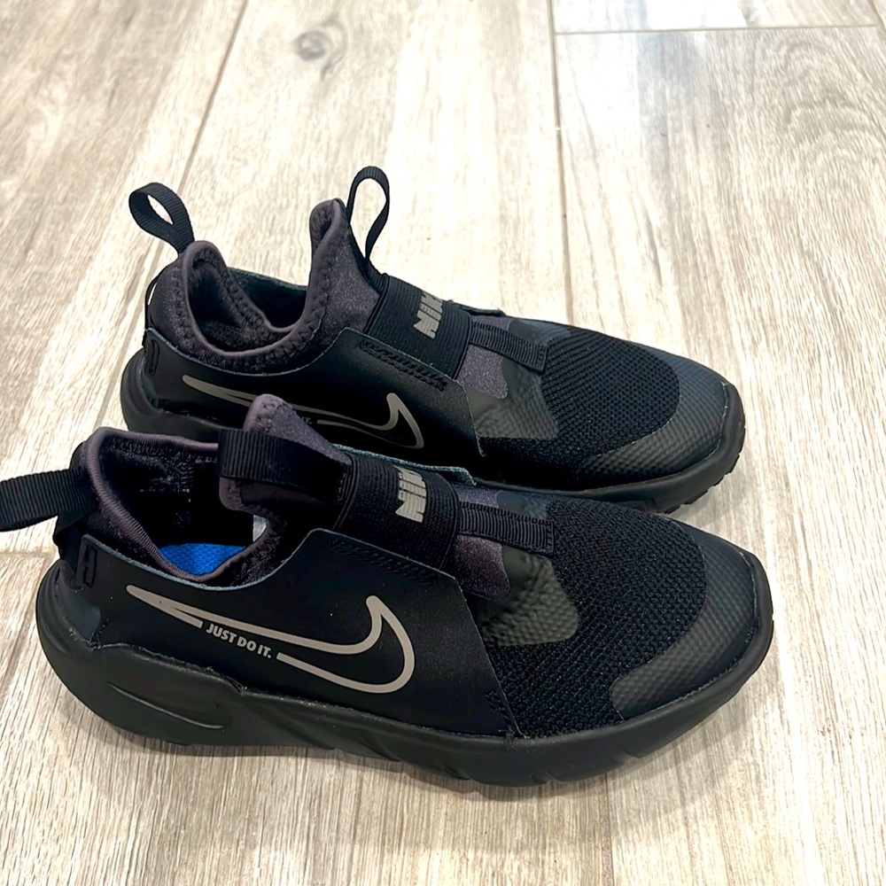 Nike Black Sneakers Boys Size 2 - New